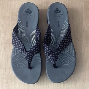 Clarks Cloudsteppers Flip Flop Sandals Black w/ grey polka dots Size 9M